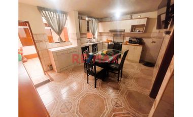 Exclusiva Casa De 3 Pisos En Venta - Urb. Santa Leonor, Chorrillos