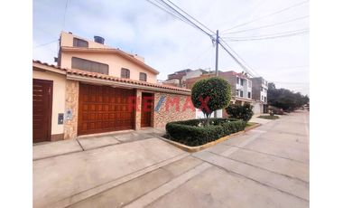 Exclusiva Casa De 3 Pisos En Venta - Urb. Santa Leonor, Chorrillos