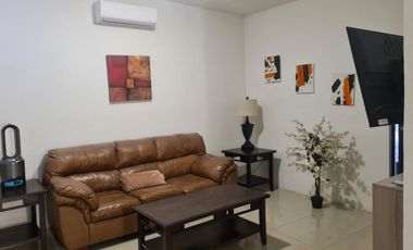 SE RENTA HERMOSA CASA TOTALMENTE AMUEBLADA EN AUREA RESIDENCIAL