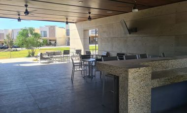 SE RENTA HERMOSA CASA TOTALMENTE AMUEBLADA EN AUREA RESIDENCIAL
