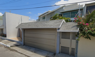 HERMOSA CASA AMPLIA MUY CERCA A LA PLAYA MUY BUENA ZONA ALTA PLUSVALIA