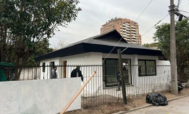 En venta casa remodelada un piso frente a gran plaza a pasos de Colón. Las Condes.
