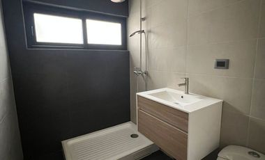 En venta casa remodelada un piso frente a gran plaza a pasos de Colón. Las Condes.