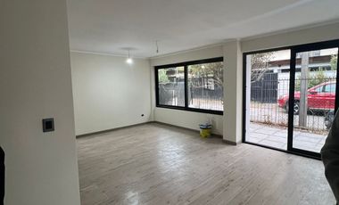 En venta casa remodelada un piso frente a gran plaza a pasos de Colón. Las Condes.