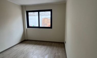 En venta casa remodelada un piso frente a gran plaza a pasos de Colón. Las Condes.