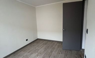 En venta casa remodelada un piso frente a gran plaza a pasos de Colón. Las Condes.