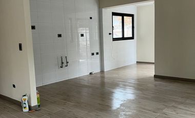 En venta casa remodelada un piso frente a gran plaza a pasos de Colón. Las Condes.