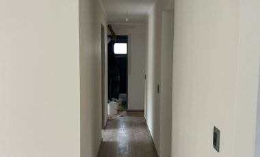 En venta casa remodelada un piso frente a gran plaza a pasos de Colón. Las Condes.