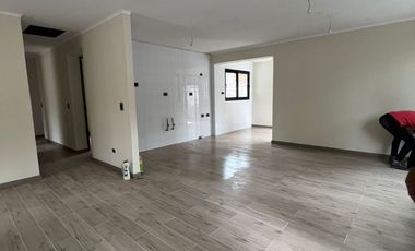 En venta casa remodelada un piso frente a gran plaza a pasos de Colón. Las Condes.