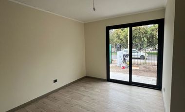 En venta casa remodelada un piso frente a gran plaza a pasos de Colón. Las Condes.