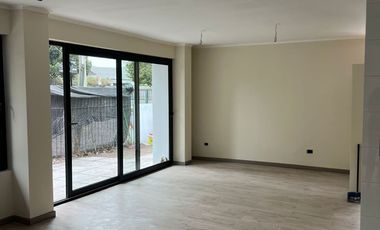 En venta casa remodelada un piso frente a gran plaza a pasos de Colón. Las Condes.