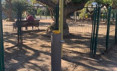 En venta casa remodelada un piso frente a gran plaza a pasos de Colón. Las Condes.