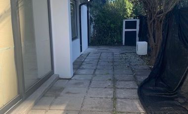 En venta casa remodelada un piso frente a gran plaza a pasos de Colón. Las Condes.