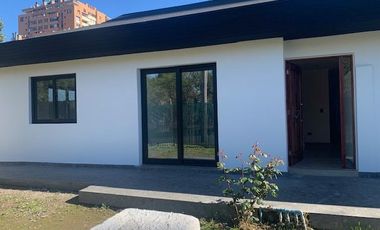 En venta casa remodelada un piso frente a gran plaza a pasos de Colón. Las Condes.