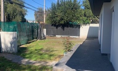 En venta casa remodelada un piso frente a gran plaza a pasos de Colón. Las Condes.