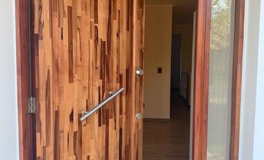 En venta casa remodelada un piso frente a gran plaza a pasos de Colón. Las Condes.