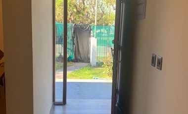 En venta casa remodelada un piso frente a gran plaza a pasos de Colón. Las Condes.