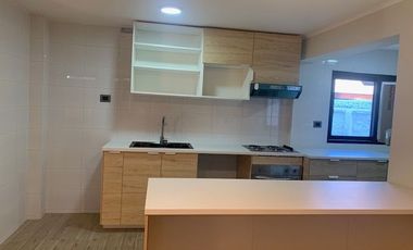 En venta casa remodelada un piso frente a gran plaza a pasos de Colón. Las Condes.