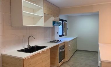 En venta casa remodelada un piso frente a gran plaza a pasos de Colón. Las Condes.