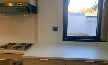 En venta casa remodelada un piso frente a gran plaza a pasos de Colón. Las Condes.