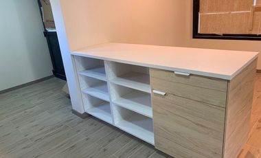 En venta casa remodelada un piso frente a gran plaza a pasos de Colón. Las Condes.