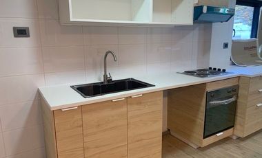 En venta casa remodelada un piso frente a gran plaza a pasos de Colón. Las Condes.