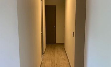 En venta casa remodelada un piso frente a gran plaza a pasos de Colón. Las Condes.