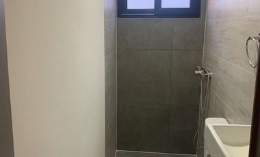 En venta casa remodelada un piso frente a gran plaza a pasos de Colón. Las Condes.