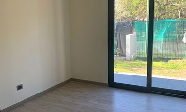 En venta casa remodelada un piso frente a gran plaza a pasos de Colón. Las Condes.