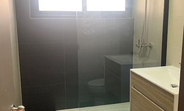 En venta casa remodelada un piso frente a gran plaza a pasos de Colón. Las Condes.