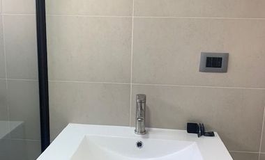 En venta casa remodelada un piso frente a gran plaza a pasos de Colón. Las Condes.