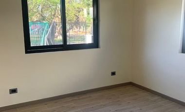 En venta casa remodelada un piso frente a gran plaza a pasos de Colón. Las Condes.