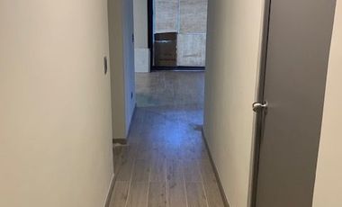 En venta casa remodelada un piso frente a gran plaza a pasos de Colón. Las Condes.