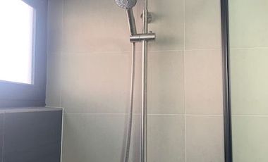 En venta casa remodelada un piso frente a gran plaza a pasos de Colón. Las Condes.