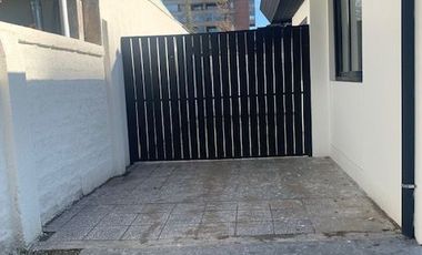 En venta casa remodelada un piso frente a gran plaza a pasos de Colón. Las Condes.