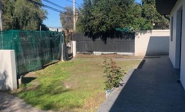 En venta casa remodelada un piso frente a gran plaza a pasos de Colón. Las Condes.
