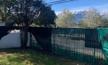 En venta casa remodelada un piso frente a gran plaza a pasos de Colón. Las Condes.