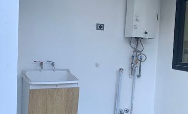 En venta casa remodelada un piso frente a gran plaza a pasos de Colón. Las Condes.