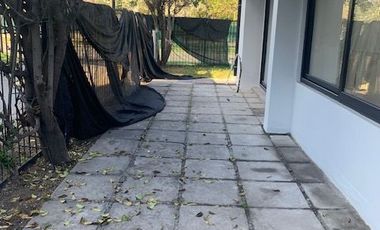 En venta casa remodelada un piso frente a gran plaza a pasos de Colón. Las Condes.