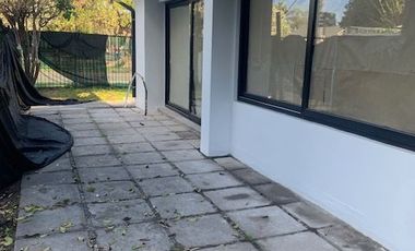 En venta casa remodelada un piso frente a gran plaza a pasos de Colón. Las Condes.