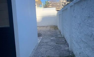 En venta casa remodelada un piso frente a gran plaza a pasos de Colón. Las Condes.