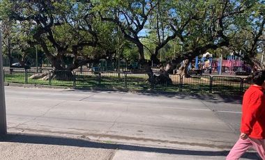 En venta casa remodelada un piso frente a gran plaza a pasos de Colón. Las Condes.