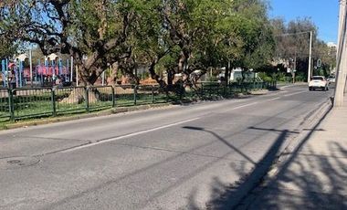 En venta casa remodelada un piso frente a gran plaza a pasos de Colón. Las Condes.