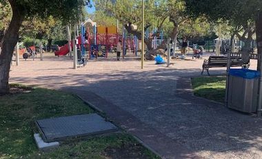 En venta casa remodelada un piso frente a gran plaza a pasos de Colón. Las Condes.