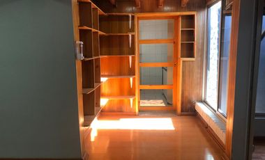 UF. 43 LAS CONDES/CH. HAMILTON AMPLIO CHALET OFICINA 4 ESTAC.