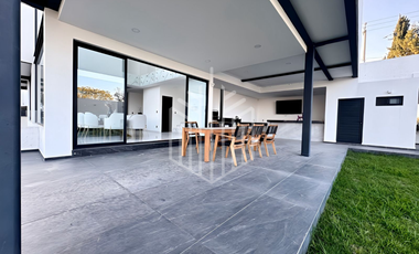 Lujosa residencia en venta en fincas de Sayavedra con espectacular jardín totalmente plano y área social