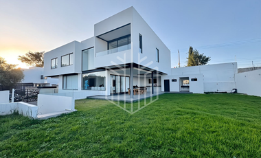 Lujosa residencia en venta en fincas de Sayavedra con espectacular jardín totalmente plano y área social