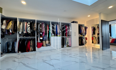 Lujosa residencia en venta en fincas de Sayavedra con espectacular jardín totalmente plano y área social