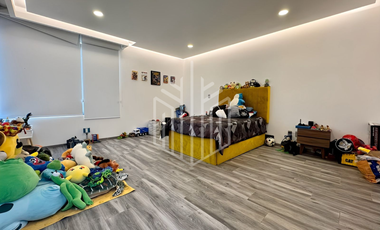 Lujosa residencia en venta en fincas de Sayavedra con espectacular jardín totalmente plano y área social