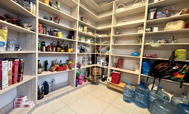 Lujosa residencia en venta en fincas de Sayavedra con espectacular jardín totalmente plano y área social